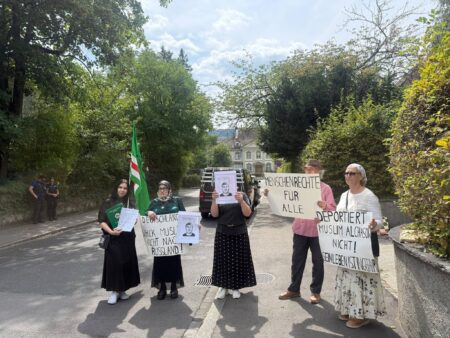 İsviçre’deki Alman Büyükelçiliği önünde Çeçen mültecilere destek mitingi