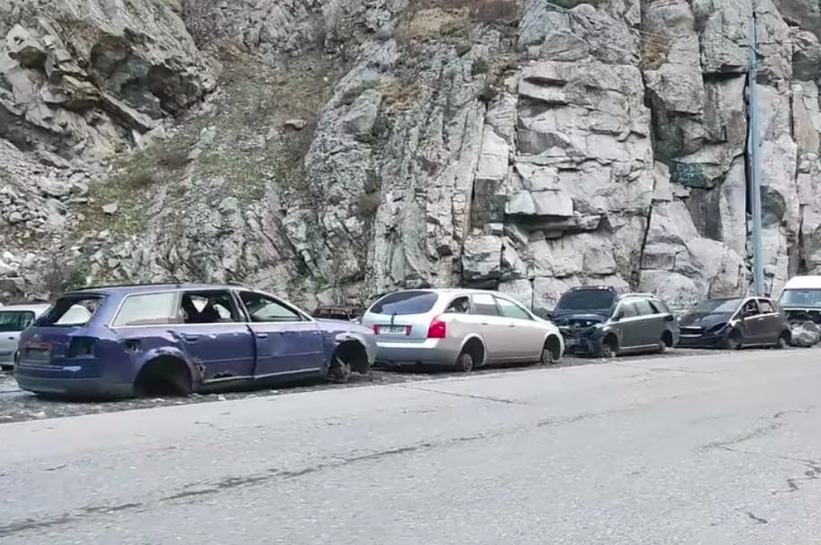 Kuzey Osetya seferberlikten kaçan Rusların terk ettiği arabaları hurdaya çıkaracak